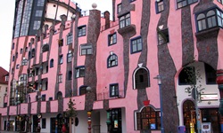 Die von Friedrich Hundertwasser entworfene Grüne Zitadelle in Magdeburg.