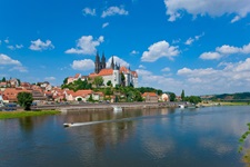 Stadtansicht von Meißen mit dem Elbufer, der Albrechtsburg und dem Meißner Dom.