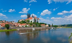 Stadtansicht von Meißen mit dem Elbufer, der Albrechtsburg und dem Meißner Dom.