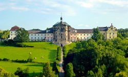 Blick auf ein Schloss auf der Radreise auf dem Elbe-Radweg von der Quelle nach Prag