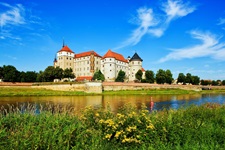 Schloss Hartenfels bei Torgau liegt direkt am Ufer der Elbe.