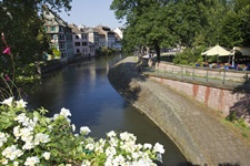 Schöner Blick über den Ill-Kanal im Straßburger Stadtviertel Petite France.