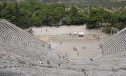 Das Epidauros Theater auf der Halbinsel Peloponnes in Griechenland