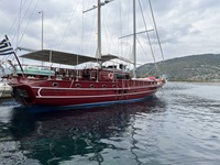 Das in einem Hafen liegende Deluxeschiff Erato