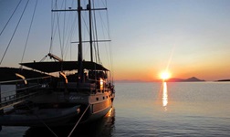 Das angelegte Duluxeschiff Erato im Sonnenuntergang