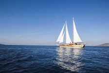 Das Deluxeschiff Erato mit gesetzten Segeln auf dem Meer
