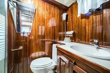 Ein Badezimmer auf dem Deluxeschiff Erato