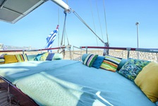 Blick auf das mit Matratzen und Kissen ausgelegte Deck auf dem Heck des Deluxeschiffes Erato