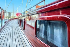 Das Deck mit Fenstern der Kabinen auf dem Deluxeschiff Erato