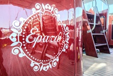 Detailbild von einem Schriftzug auf dem Deluxeschiff Erato