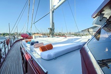 Das mit weißen Liegematten ausgestattete Sonnendeck auf dem Deluxeschiff Erato