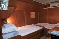 Eine Zwei-Bett-Kabine mit versetzten Einzelbetten auf der L´Estello