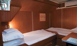 Eine Zwei-Bett-Kabine mit versetzten Einzelbetten auf der L´Estello