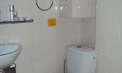 Das schön eingerichtete Badezimmer mit WC auf der L´Estello