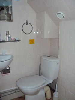 Das schön eingerichtete Badezimmer mit WC auf der L´Estello