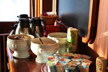 Detailansicht des Frühstückbuffets mit Kaffeekannen, Müsli und Joghurt auf der L´Estello