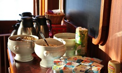 Detailansicht des Frühstückbuffets mit Kaffeekannen, Müsli und Joghurt auf der L´Estello