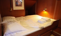 Gemütlich eingerichtete Doppelkabine mit Doppelbett auf der L´Estello