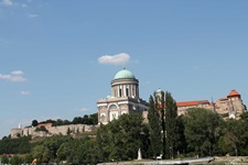 Die berühmte Basilika von Esztergom mit ihrer charakteristischen grünen Kuppel.