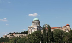 Die berühmte Basilika von Esztergom mit ihrer charakteristischen grünen Kuppel.