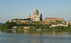 Schöner Blick auf die Basilika von Esztergom, die sich über dem Donauufer erhebt.