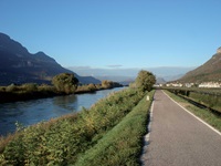 Der parallel zur Etsch verlaufende Etschtal-Radweg.