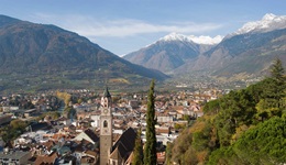 Eindrucksvoller Blick auf das von der Texelgruppe, den Sarntaler Alpen und Ausläufern der Ortler-Alpen umrahmte Meran.