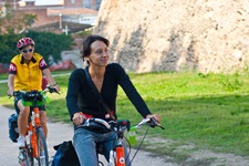 Zwei Radlerinnen auf dem Etschtal-Radweg.