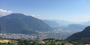 Blick auf das von den Dolomiten umrahmte Bozen, die Landeshauptstadt Südtirols.