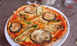 Eine leckere, mit Auberginen- und Zucchinischeiben belegte Pizza.