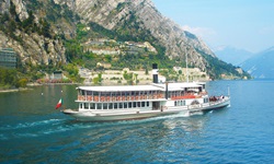 Der Schaufelraddampfer Italia auf dem Gardasee.