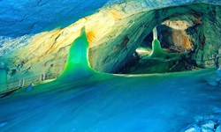 Riesige Tropfsteine aus Eis in der Eisriesenwelt von Werfen.