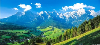 Atemberaubend schöner Blick auf den Hochkönig und die ihm zu Füßen liegenden Wiesen und Wälder.