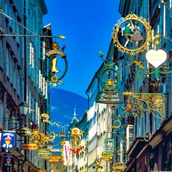 Gasthof- und Firmenschilder in der Salzburger Getreidegasse.