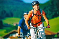 Zwei Radler, ein Mann und eine Frau, unterwegs im Salzburger Land.