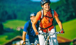 Zwei Radler, ein Mann und eine Frau, unterwegs im Salzburger Land.