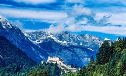 Die von Bergen und Wäldern umrahmte, mystisch erscheinende Festung Hohenwerfen.