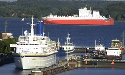 Schiffe in der Schleuse des Nord-Ostsee-Kanals