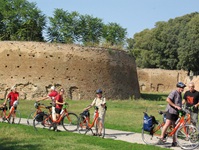 Eine Radlergruppe macht bei Ferrara Pause.