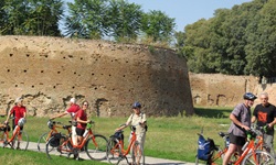 Eine Radlergruppe macht bei Ferrara Pause.