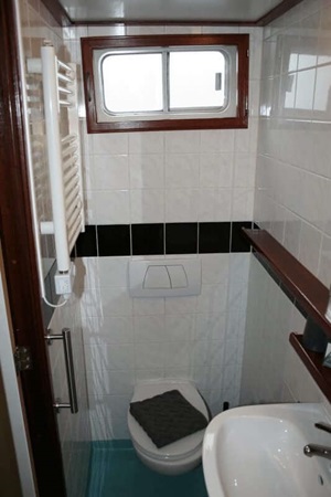 Ein Badezimmer mit Toilette, Waschbecken und Dusche auf der MS La Mar (ehemals Fiep)