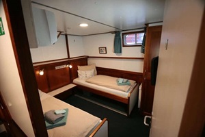 Blick in eine Twin-Kabine mit Fenster auf der MS La Mar