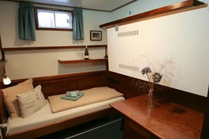 Blick in eine Twin Kabine mit einem schönen dekorierten Tisch auf der MS La Mar (ehemals Fiep)