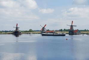 Die MS La Mar (ehemals Fiep) fährt an Windmühlen vorbei