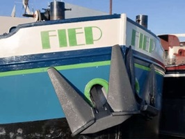 Detailbild vom Bug der ehemaligen MS Fiep mit grünem Schriftzug
