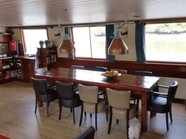 Blick in die Lounge mit Bar auf der MS La Mar (ehemals Fiep)
