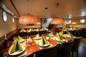 Das schön eingedeckte Restaurant auf der MS La Mar (ehemals Fiep)