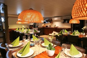 Der schön eingedeckte Salon der MS La Mar (ehemals Fiep)