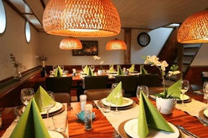 Blick in das Restaurant mit gedeckten Tischen und grünen Servietten auf der MS La Mar