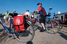 Radfahrer an der Anlegestelle in Flandern